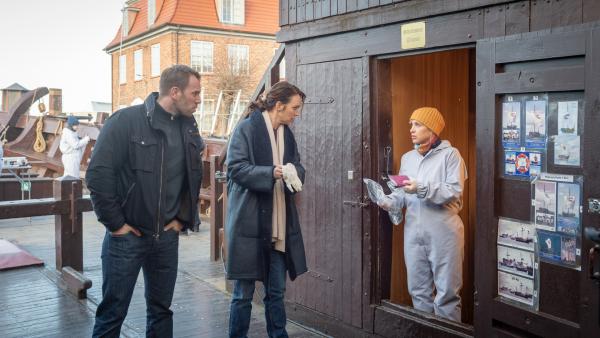 Bild 1 von 7: Am Bord der alten Kogge stellt sich schnell heraus, dass die vermeintlichen Einbruchsspuren eher von einem Ausbruch stammen. Hat das Opfer etwa noch versucht, sich zu befreien? Kriminaltechnikerin Stefanie Horn (Nicole Ernst, r.) präsentiert den Kommissaren Joost (Nike Fuhrmann, M.) und Pöhlmann (Dominic Boeer, l.) die Beweisstücke. Kapitän Stefan Windgassen, dem die Kogge gehört, ist ratlos. War er doch spätnachts noch auf seinem Schiff, um nach dem Rechten zu sehen und will nichts bemerkt haben.