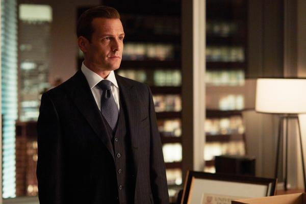 Bild 1 von 2: Die Kanzlei ist im Umbruch, da Jessica gegangen ist und Harvey (Gabriel Macht) nun die Verantwortung als Chef übernimmt.