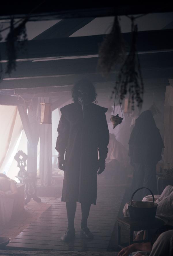 Bild 1 von 7: Die Pest von 1679 gilt als eine der schwersten Zäsuren, die Wien erlitten hat. Über die Häfen und von Südosten her wurde die Seuche eingeschleppt und forderte mindestens zwölftausend Tote in der Stadt, wahrscheinlich in der Dunkelziffer noch einmal viel mehr. Während das Kaiserhaus mit großem Tross nach Mariazell eilte, um dort zu beten - und vermutlich die Seuche dorthin gleich mitbrachte - blieb ein Mann mit umfassender kaiserlicher Vollmacht in Wien, der die ganze Sache richten sollte: der Pestarzt Paul de Sorbait. Sein Wirken kann man radikal und drakonisch nennen, er schreckte auch vor Todesstrafen nicht zurück, wenn etwa Ärzte Pestleichen plünderten. Aber sein Management brachte es zustande, mit den damaligen Mitteln die Krankheitsausbreitung einzudämmen. Es war ein rational geführter Kampf gegen eine Seuche, gegen die die Menschen lange nur auf Glockengeläut und Prozessionen vertraut hatten. Im Bild: Paul De Sorbait.