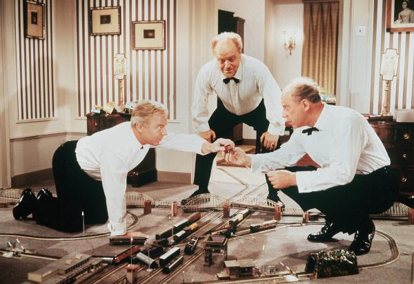 Bild 1 von 2: Dr. Prätorius (Heinz Rühmann, links) betätigt sich mit seinem Kollegen Dr. Klotz (Fritz Tillmann, Mitte) und Vater Höllriegel (Werner Hinz) als Eisenbahnschaffner.