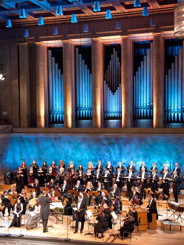 Bild 1 von 1: Das Weihnachtsoratorium von Johann Sebastian Bach, im Herkulessaal München, 2010. Es musizieren: die Akademie für Alte Musik Berlin und der Chor des Bayerischen Rundfunks unter der Leitung von Peter Dijkstra (Mitte). Solisten sind, von links: Rachel Harnisch (Sopran), Anke Vondung (Alt), Maximilian Schmitt (Tenor) und Christian Immler (Bass).