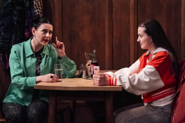 Bild 1 von 6: Tina (Anita Eichhorn, links) bemüht sich Maja (Godiva Adela, rechts) aufzumuntern.