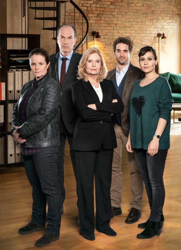 Bild 1 von 4: die Anwaltspartner Isa von Brede (Sabine Postel, M.) und Markus Gellert (Herbert Knaup, 2.v.l.) mit Reinigungskraft und Ermittlerin Gudrun (Katrin Pollitt, l.), Referendar Thomas Zuhse (Oliver Wnuk, 2.v.r.), Schwangerschaftsvertretung von Rechtsanwaltsgehilfin Yasmin (Sophie Dal, r.).