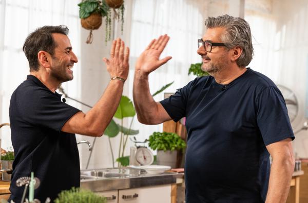 Bild 1 von 3: Ali GüngörmüÅ? (links) und sein Kollege Hans Jörg Bachmeier freuen sich über die schöne Zusammenarbeit.