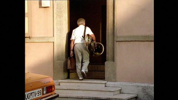 Bild 1 von 5: Landwirt Karl Amslinger aus Gunzenhausen hat mit 54 Jahren seinem Sohn den Hof übergeben und lebt seitdem im Austrag. Über Rechte und Pflichten, Zusammenleben und Konflikte berichten er und sein Sohn Kurt 1991 in dem Film aus der Reihe \