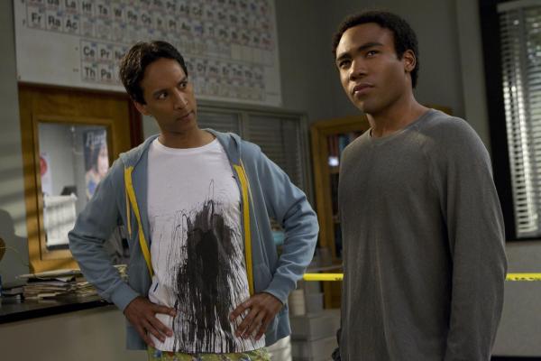 Bild 1 von 12: Wer steckt hinter der verwerflichen Tat? Abed (Danny Pudi, l.) und Troy (Donald Glover, r.) machen sich auf die Suche ...