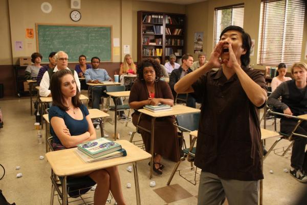 Bild 1 von 25: Senor Chang findet heraus, dass bei seinem letzten Spanischtest gespickt wurde und zwingt den Betrüger, sich vor dem gesamten Kurs zu stellen. Anderenfalls droht allen eine Sechs. Annie (Alison Brie, vorne l.), Pierce (Chevy Chase, 3.v.l.), Shirley (Yvette Nicole Brown, M.) und Senor Chang (Ken Jeong, vorne r.) ...