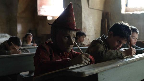 Bild 1 von 3: Geppetto, ein einsamer Tischler, schnitzt sich eine Puppe namens Pinocchio, die zum Leben erwacht. Pinocchio soll zur Schule, reißt jedoch aus und erlebt zahlreiche Abenteuer, bevor er zu Geppetto zurückkehrt.