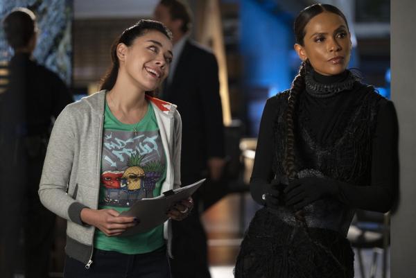 Bild 1 von 1: Ella Lopez (Aimee Garcia, l.); Mazikeen (Lesley-Ann Brandt, r.)