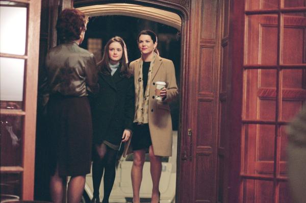 Bild 1 von 13: Die 16-jährige Rory (Alexis Bledel, M.) wird von der exklusiven Privatschule Chilton angenommen, doch da sich ihre Mutter Lorelai (Lauren Graham, r.) das Schulgeld nicht ohne weiteres leisten kann, muss sie bei ihrer Mutter Emily (Kelly Bishop, l.) um ein Darlehen anflehen ...