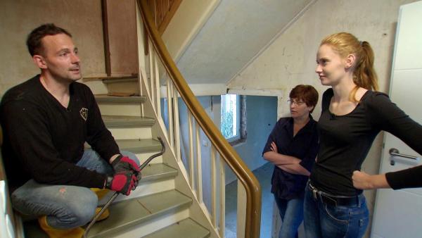 Bild 1 von 1: Sandra (re.) und ihr Freund Mark (li.) bauen sich ihr Traumhaus. Sie träumt von einer perfekten Küche. Doch Mark scheint noch andere Pläne zu haben.