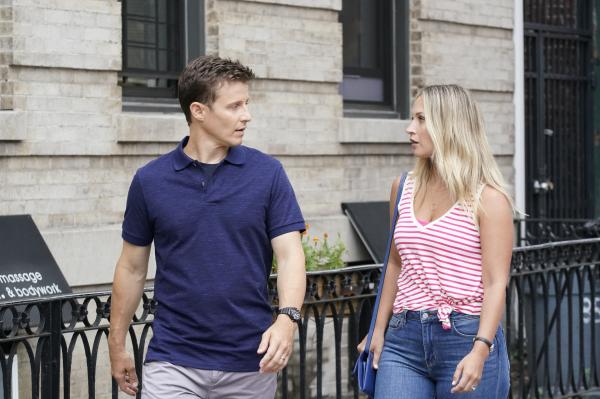 Bild 1 von 16: Jamie Reagan (Will Estes, l.); Eddie Janko (Vanessa Ray, r.)