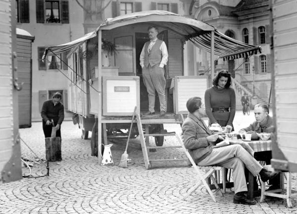 Bild 1 von 1: Menschen, die vorüberziehen