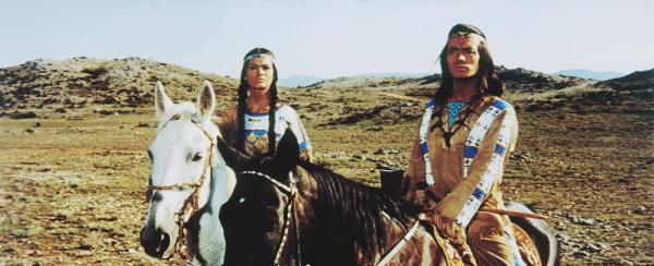 Bild 1 von 8: Winnetou (Pierre Brice, r.) und seine Schwester Nscho-tschi (Marie Versini, l.) sehen den Banditen Silers und dessen Gefolgsleute auf sich zukommen ...