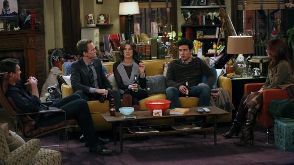 Bild 1 von 22: Als Ted (Josh Radnor, 2.v.r.) einen unerwarteten Anruf vom Captain erhält, schwelgt er gemeinsam mit Marshall (Jason Segel, l.), Barney (Neil Patrick Harris, 2.v.l.), Lily (Alyson Hannigan, r.) und Robin (Cobie Smulders, M.) in Erinnerungen an ihre letzte unangenehme Begegnung mit ihm ...