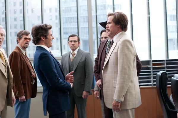 Bild 1 von 19: Sehr zu Freddies (Dylan Baker, l.) und Bricks (Steve Carrell, M.) Erstaunen, lässt sich Ron (Will Ferrell, r.) auf eine Wette mti dem viel attraktiveren Jack Lime (James Marsden, 2.v.l.) ein ...
