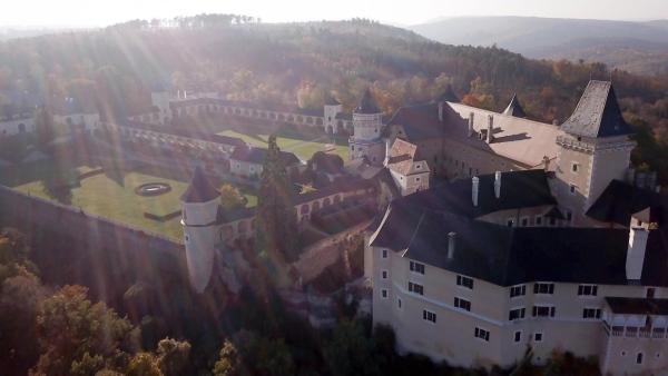 Bild 1 von 6: Im Bild: Die Rosenburg mit ihrem beeindruckenden Tournierplatz aus der Luft betrachtet.