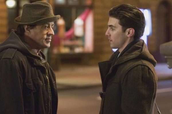 Bild 1 von 20: Obwohl Rocky (Sylvester Stallone, l.) schon lange die Handschuhe an den Nagel gehängt hat, wirft er immer noch einen großen Schatten, der seinem Sohn (Milo Ventimiglia, r.), zu schaffen macht ...