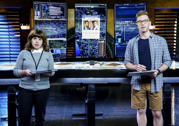 Bild 1 von 11: Homeland Security schickt auch Specialist Sydney Jones (Ashley Spillers, l.), Nells ältere und herrische Schwester, um dem NCIS-Team (Barrett Foa, r.) bei ihrem Fall zu helfen.