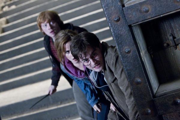 Bild 1 von 12: Harry (Daniel Radcliff, r.) ist mit seinen Freunden und treuen Gefährten Ron (Rupert Grint, l.) und Hermine (Emma Watson, M.) untergetaucht, um die Heiligtümer des Todes zu suchen. Doch die Freunde haben keine Ahnung, wo diese zu finden sind ...