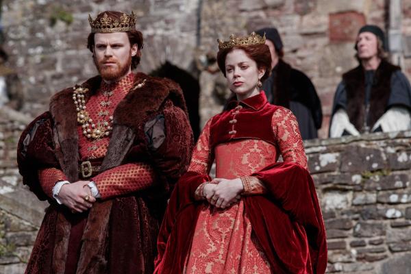 Bild 1 von 5: Henry VIII. (Ruairi O'Connor, l.); Katharina von Aragon (Charlotte Hope, r.)