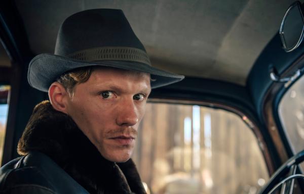 Bild 1 von 14: Kriminalinspektor Bach (Daniel Noel Fleischmann) arbeitet für die Gestapo.