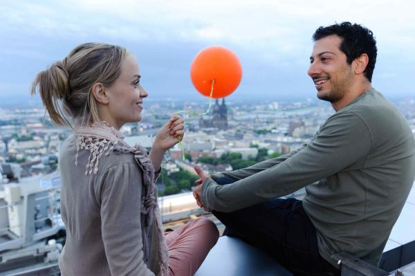 Bild 1 von 19: Wagen einen Neuanfang: Rudi (Fahri Yardim, r.) und Jelas Schwester Teresa (Friederike Kempter, l.) ...