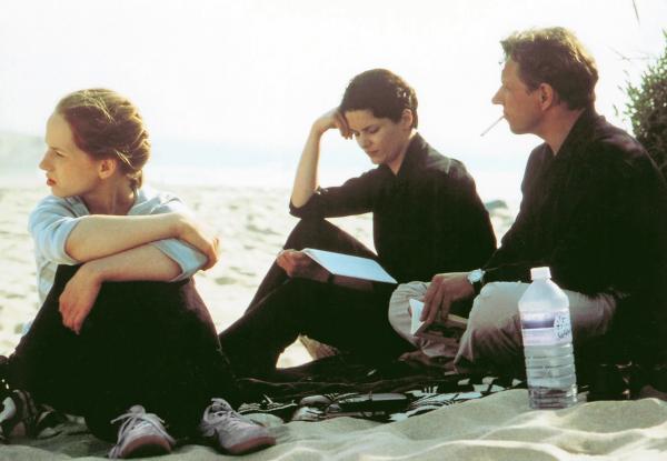 Bild 1 von 1: Getarnt als Touristen an der portugiesischen Atlantikküste lebt die Familie seit 15 Jahren im Untergrund: Jeanne (Julia Hummer, li.), Clara (Barbara Auer, Mi.) und Hans (Richy Müller, re.)