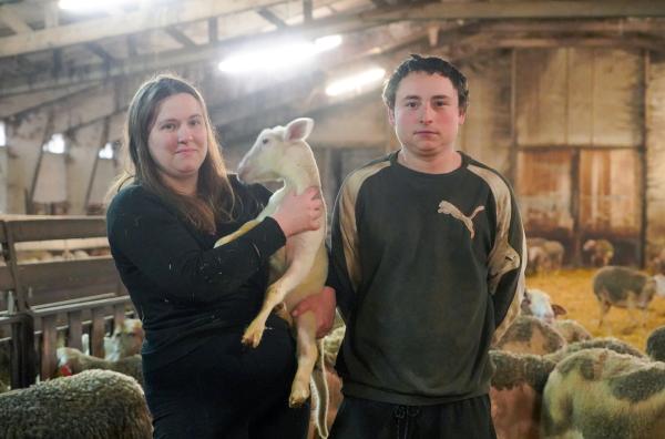Bild 1 von 4: Jessica und Loïc, Mitte 20, haben sich ihren Traum verwirklicht und eine Milchschafzucht übernommen.