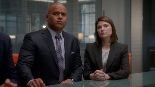 Bild 1 von 13: Chunk Palmer (Chris Jackson, l.); Taylor Rentzel (Mackenzie Meehan, r.)