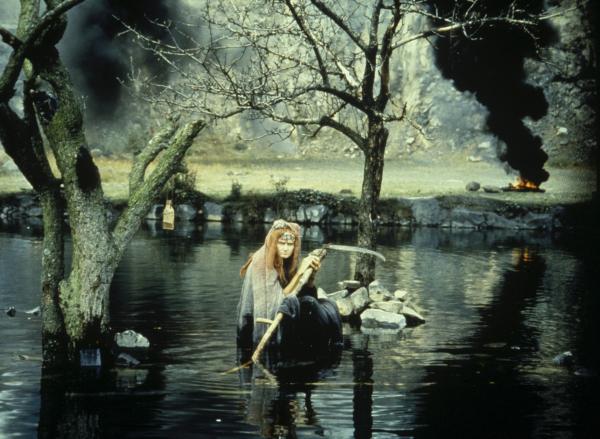 Bild 1 von 3: Frau Hippe (Valerie Kaplanová) schwingt ihre todbringende Sense.