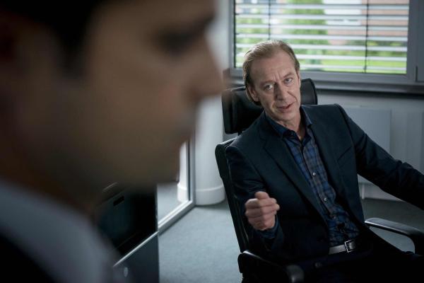 Bild 1 von 25: Nach dem Selbstmord von Klaus Koller übernimmt Rüdiger Bremme (Oliver Stritzel, r.) kommissarisch die Abteilung beim LKA. Als erste Amtshandlung muss er Andreas (Maximilian Grill, l.) vom Dienst suspendieren. Zu recht?