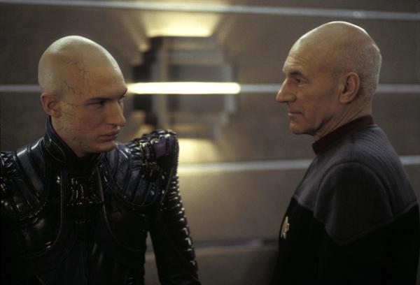 Bild 1 von 8: Die Crew der Enterprise entdeckt auf einem verlassenen Planeten einen Androiden aus der Baureihe von Data. Kurz darauf wird die Enterprise zu den Romulanern geschickt, wo Picard (Patrick Stewart, r.) mit Shinzon (Tom Hardy, l.), der dort jetzt Herrscher ist, in Friedensverhandlungen treten soll ...