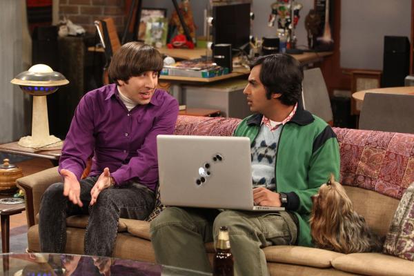 Bild 1 von 12: Machen eine schockierende Entdeckung im Internet: Raj (Kunal Nayyar, r.) und Howard (Simon Helberg, l.) ...