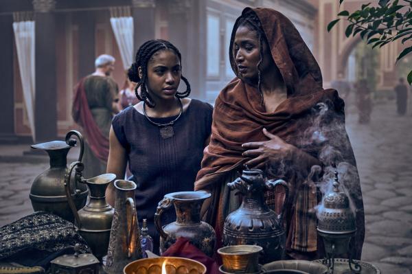 Bild 1 von 4: Jula (Alicia Edogamhe, l.); Cala (Sara Martins, r.)