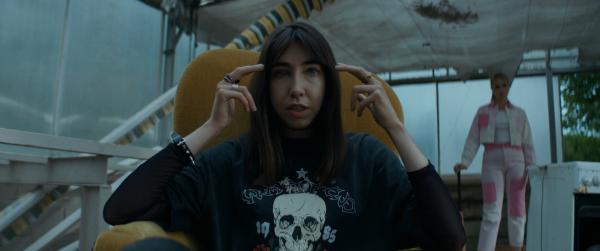 Bild 1 von 3: Auch bei Absinthe (Suzanne De Baecque) sitzt der Frust tief. Doch anstatt auszurasten, kanalisiert sie ihre Wut auf andere Weise.