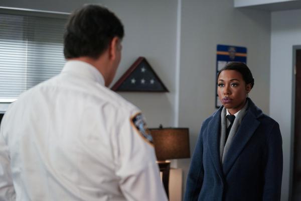 Bild 1 von 12: Assistant Chief John Suarez (Jimmy Smits, l.); Deputy Inspector Regina Haywood (Amanda Warren, r.)