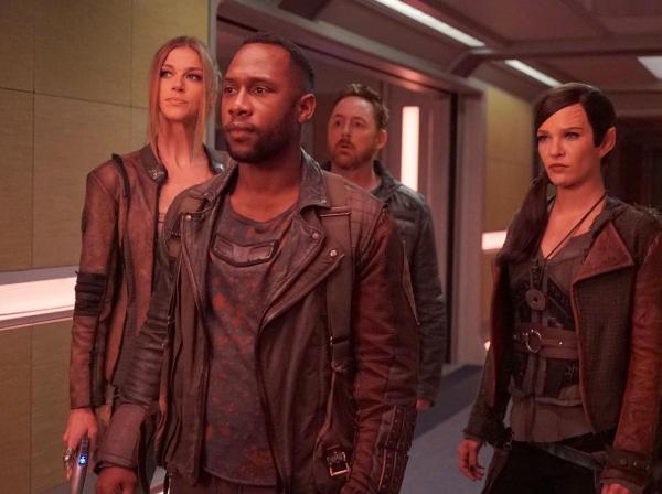 Bild 1 von 22: (v.l.n.r.) Kelly Grayson (Adrianne Palicki); John LaMarr (J. Lee); Gordon (Scott Grimes); Talla (Jessica Szohr)