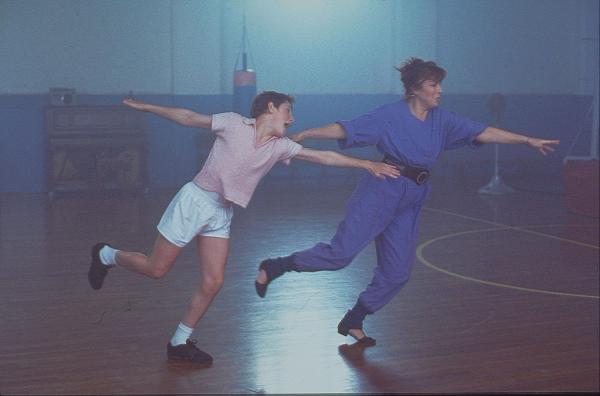 Bild 1 von 11: Billy (Jamie Bell, l.) weiß, dass er ein großer und berühmter Balletttänzer werden will und mit seinem Willen und seiner Leidenschaft fürs Tanzen und der Unterstützung von Mrs. Wilkinson ((Julie Walters, r.) wird er es auch schaffen. Doch bis dahin liegt ein langer, steiniger Weg vor ihm ...