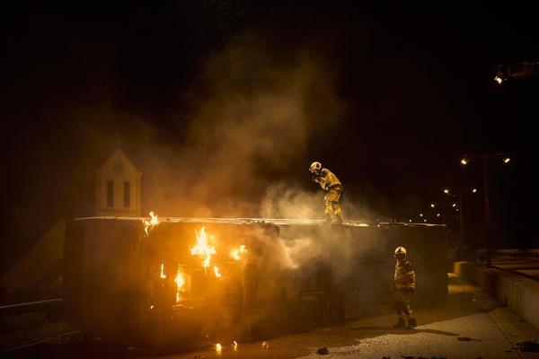 Bild 1 von 15: Im Bild: Die Feuerwehrmänner am Unfallort.