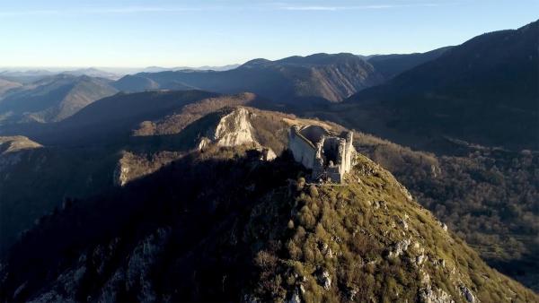 Bild 1 von 1: Anfang der 1930er führte der Historiker Otto Rahn eine Expedition zu einer Burg auf dem Montségur in den französischen Pyrenäen durch. Er hoffte, das Versteck des Heiligen Grals hier zu finden.