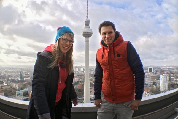 Bild 1 von 2: Die Reporter André Gatzke und Esther Brandt  entdecken Berlin mit dem Fernsehturm.