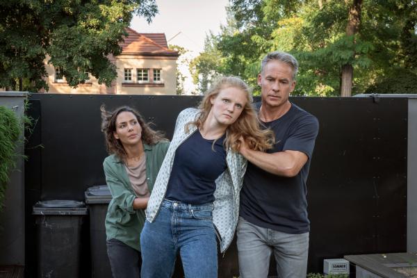 Bild 1 von 7: Kim Nowak (Amy Mußul, l.) und Jan Maybach (Marco Girnth, r.) führen Tatiana Schell (Jochanah Mahnke, M.) ab. Sie ist eine Freundin der Vermissten und versuchte, zu fliehen. Weiß sie mehr über Sinas Verschwinden?