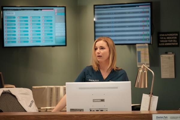 Bild 1 von 16: Nic (Emily VanCamp) setzt alles daran, herauszufinden, wieso sich der Zustand ihrer Patientin Lily immer weiter verschlimmert ...