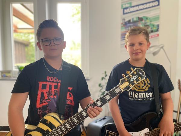 Bild 1 von 6: Max und Justus lieben beide den Sound von Heavy-Metal. Max spielt Rhythmus-, Justus die Lead-Gitarre.
