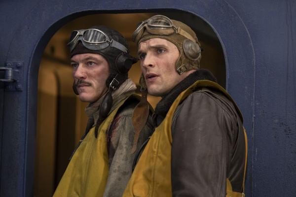 Bild 1 von 13: Wade McClusky (Luke Evans, l.); Dick Best (Ed Skrein, r.)
