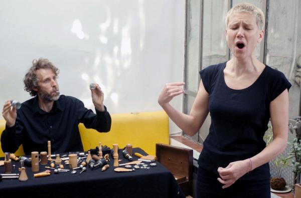 Bild 1 von 4: Einige Vogeldolmetscher versuchten, die Vogelgesänge mit Musikinstrumenten wiederzugeben, um das System dahinter zu erkennen. Andere gingen mit der menschlichen Stimme bis an ihre Grenzen.