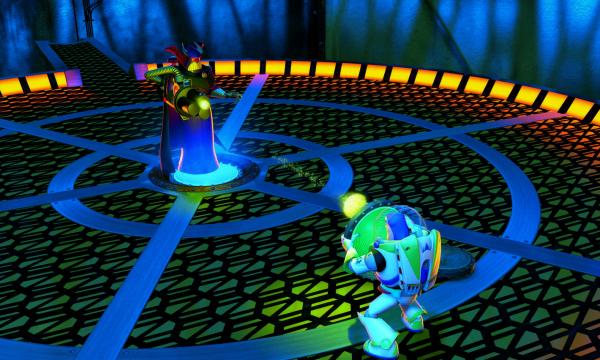 Bild 1 von 3: Cowboy Woody wurde entführt! Da gibt es für seinen besten Freund Space Ranger Buzz Lightyear nur eins: raus aus der Spielzeugkiste, rein ins größte Rettungsabenteuer! Und mit dabei sind all die witzigen, chaotischen und tapferen Spielzeuge aus Andys Zimmer. Sie riskieren wirklich alles, um ihren Freund aus den Händen des skrupellosen Spielzeughändlers Al zu befreien. Der will Woody als Sammlerstück an ein japanisches Museum verkaufen. Ihre spannende Suche führt über gefährliche Kreuzungen, in gigantische Spielzeuggeschäfte und durch abgrundtiefe Fahrstuhlschächte. Ein Gag jagt den nächsten, wenn sie die ganze Stadt auf den Kopf stellen. Doch als sie Woody endlich finden, ist es fast zu spät. Er wird, gut verpackt, schon zum Abflug verfrachtet . . .