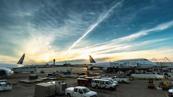 Bild 1 von 2: Eine der berüchtigtsten UFO-Sichtungen der neueren Geschichte ereignete sich im Herbst 2006 über einem der größten und verkehrsreichsten Flughäfen der USA, dem Chicago O'Hare International Airport.