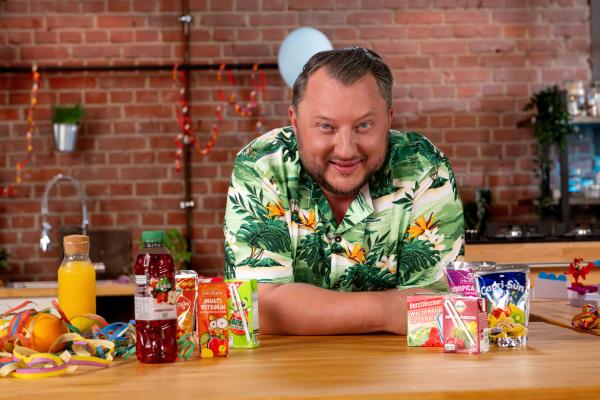 Bild 1 von 11: Fruchtsaftgetränke, Lollis, saure Weingummis und Popcorn: Sebastian Lege baut vier Partysnacks in seiner Werkstatt nach und deckt auf, was wirklich drinsteckt.